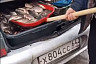 В Саратове водитель лопатой выгружал из багажника живую рыбу