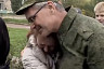 Саратовские школьники со слезами проводили учителя на Украину