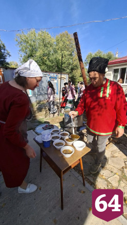 В Саратовской области на казачьем фестивале кормили щами и фланкировали шашкой