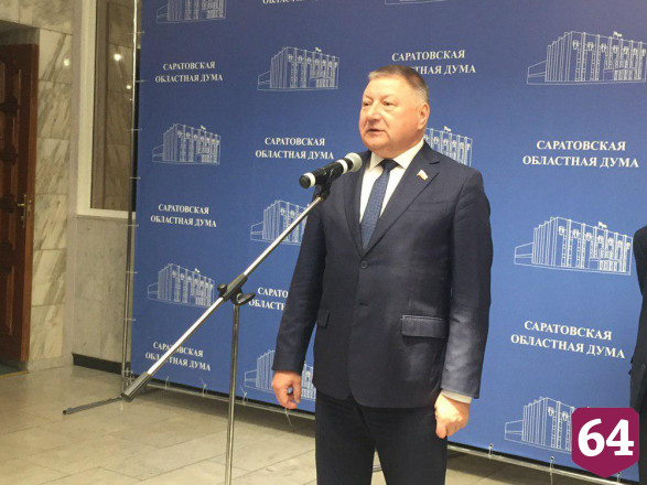 Спикер облдумы на выставке живописи взялся за кисть