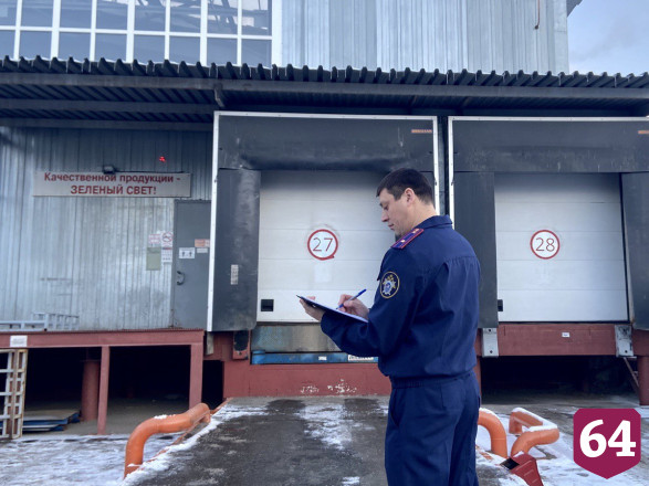 В Саратове водителя придавило погрузчиком на производстве