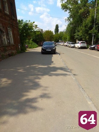 Автохам бросил «Солярис» на тротуаре в центре Саратова