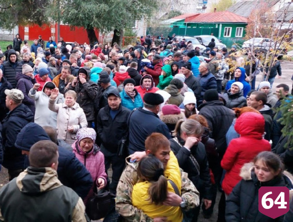 Мобилизованных саратовцев на проводах благословляли священники и имамы