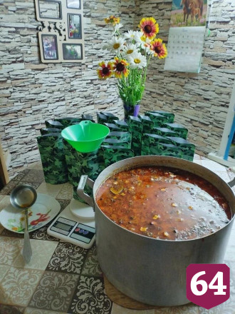Саратовские хозяйки отправят на фронт борщ со свининой и жаркое
