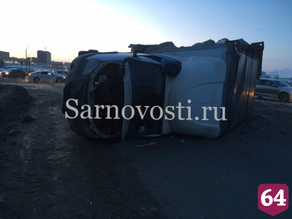 В Саратове грузовик опрокинулся от удара легковушки