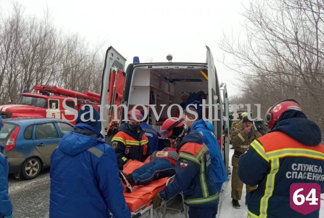 На окраине Саратова в ДТП покалечились подросток и трое молодых людей