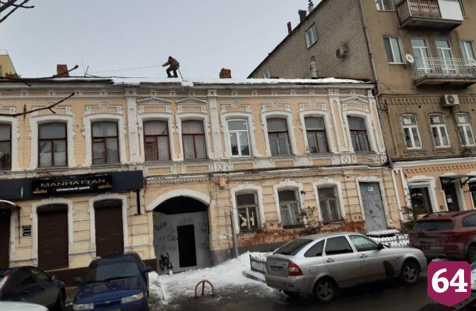 После публикации «Региона 64» крышу очистили от опасных ледяных глыб