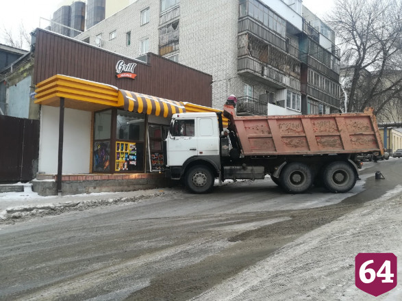 В Саратове самосвал заехал в кафе быстрого питания