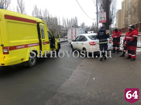 В Саратове у больницы автомобиль переехал женщину
