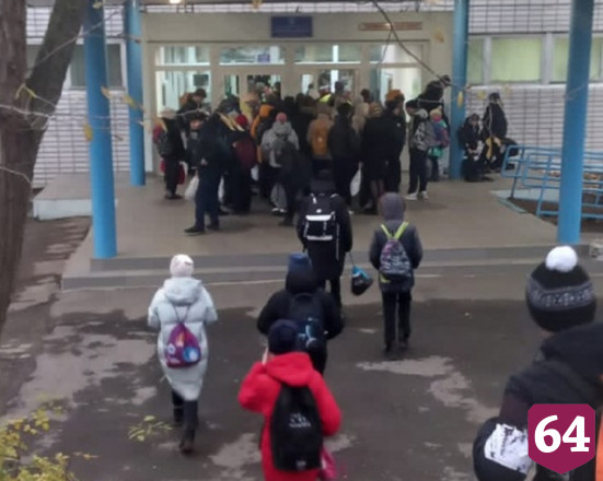 Саратовских школьников вынуждают стоять на холоде в очереди