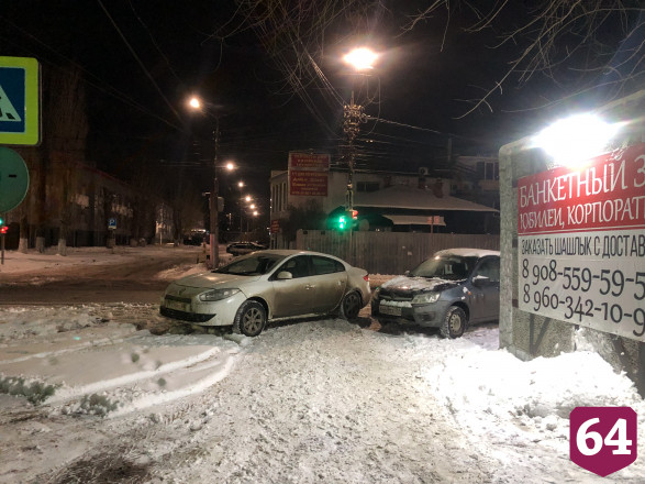 Саратовских автохамов оштрафовали за парковку на пешеходном переходе