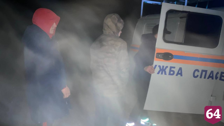 Под Саратовом из замерзшей легковушки ночью спасли троих молодых людей
