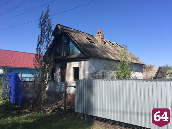 Под Саратовом из-за неосторожности с огнем сгорели два дома