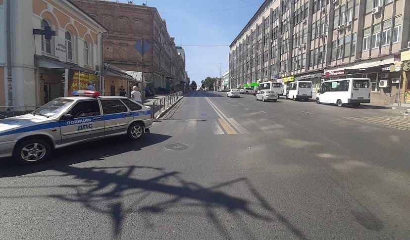 В центре Саратова автомобиль без водителя врезался в витрину аптеки 