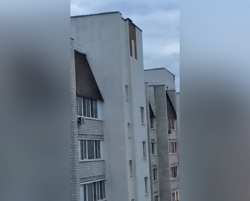 Саратовцы боятся падения металлического листа с крыши высотки