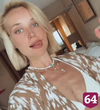 Саратовская певица показала родинку на интимном месте 