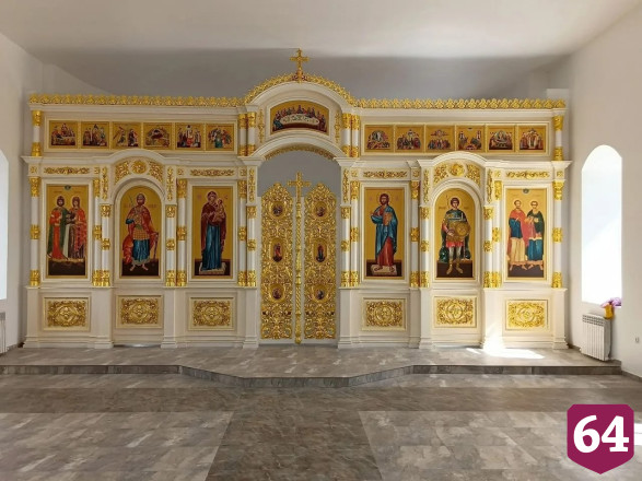 В восстановленном саратовском храме появился новый иконостас