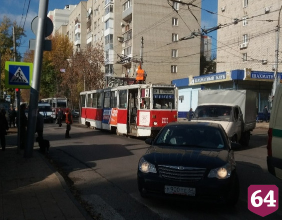 В центре Саратова из-за сломавшегося пантографа час стоял электротранспорт  