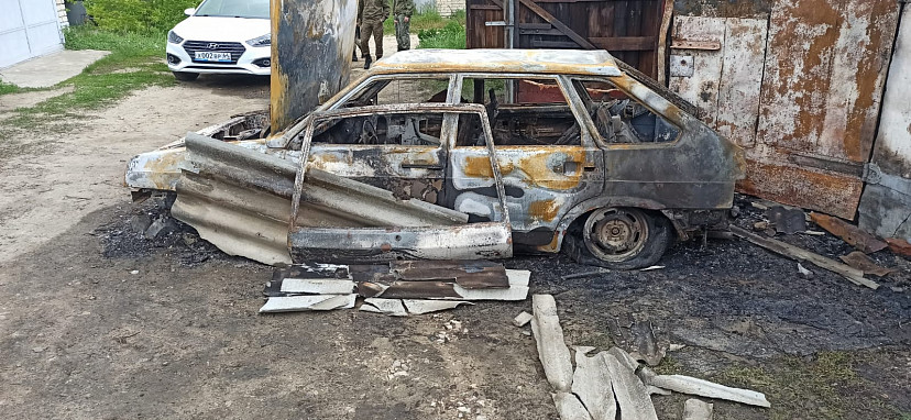 Три гаража и автомобиль огонь уничтожил ночью под Саратовом