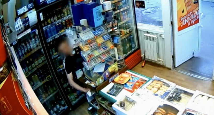 В Саратове рецидивист под камерами похитил выручку магазина 