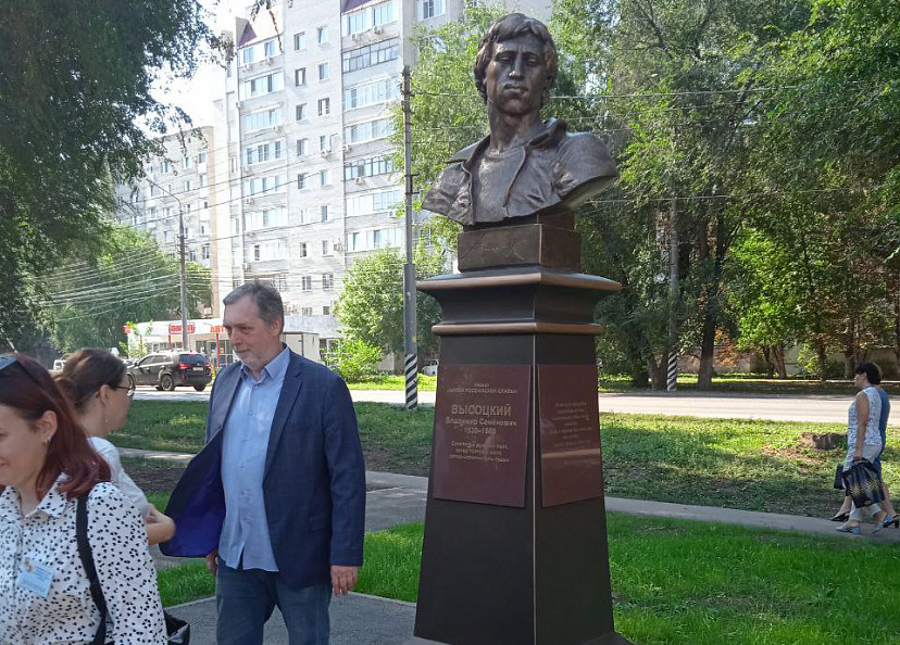 Сын Высоцкого посетил в Энгельсе сквер с бюстом отца