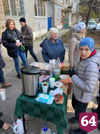 В Энгельсе жильцы дома устроили праздничный субботник с чаепитием