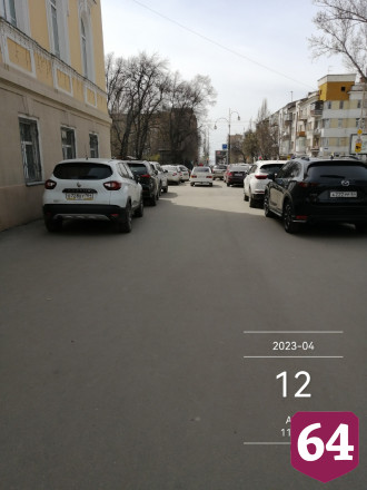 От колледжа искусств в Саратове эвакуировали машины автохамов