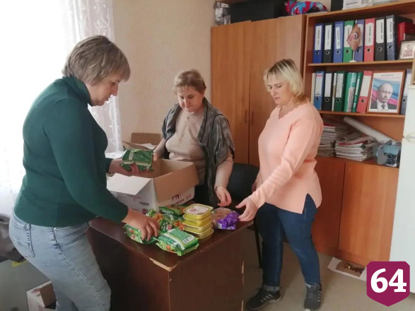 Саратовские женщины отправили бойцам продукты и медикаменты