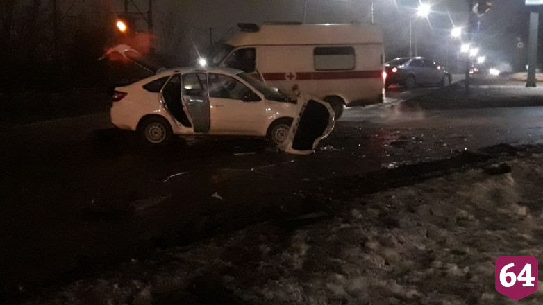 На Ново-Астраханском шоссе после ДТП «Лада» разлетелась на части