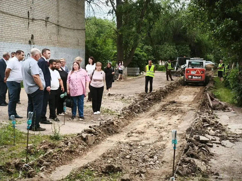 В Энгельсе между школой и детсадом обустраивают тротуар