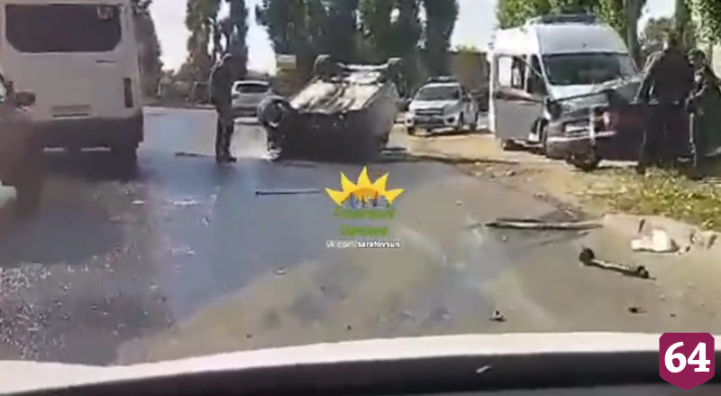 В Солнечном на крышу опрокинулась иномарка