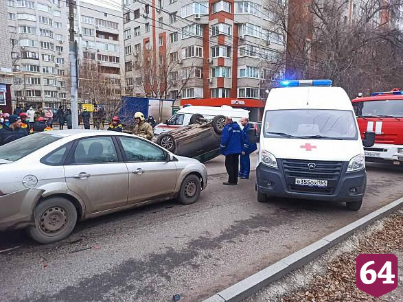 Водитель легковушки попал в больницу после массового ДТП в Саратове