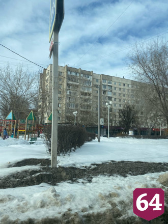 Саратовские школьники вновь развлекаются прогулкой по краю 10-этажки