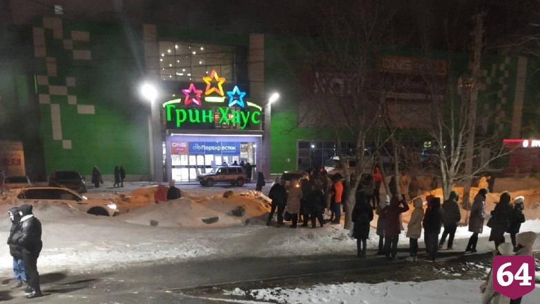 Под Саратовом из-за угрозы взрыва эвакуировали ТЦ и вокзал