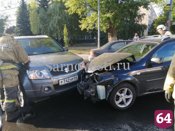 В Саратове кроссовер опрокинулся на крышу после массового ДТП
