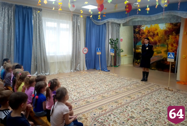 Лицеисты учили детсадовцев переходить дорогу