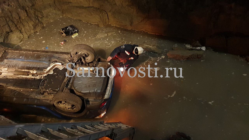 В Саратове пьяный водитель опрокинул иномарку в яму с водой