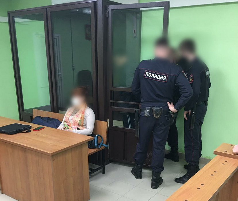 В Саратове пьяный мужчина ограбил и избил подростка в подъезде