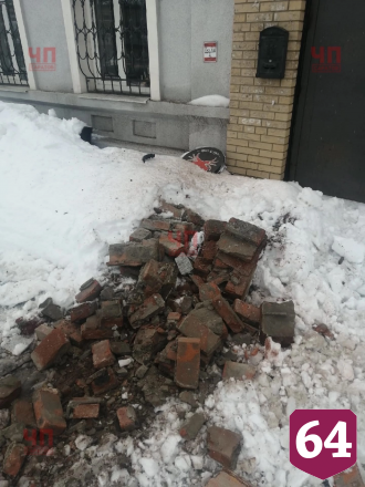 В Саратове пешехода едва не придавило при обрушении дома