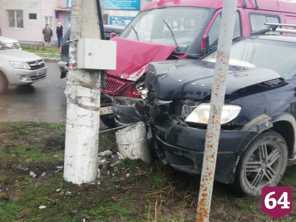 Отец и 4-летний сын покалечились в ДТП с 4 автомобилями