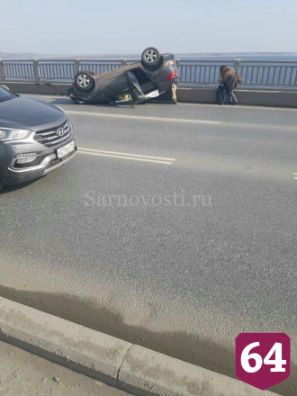 На мосту «Саратов-Энгельс» опрокинулся на крышу кроссовер