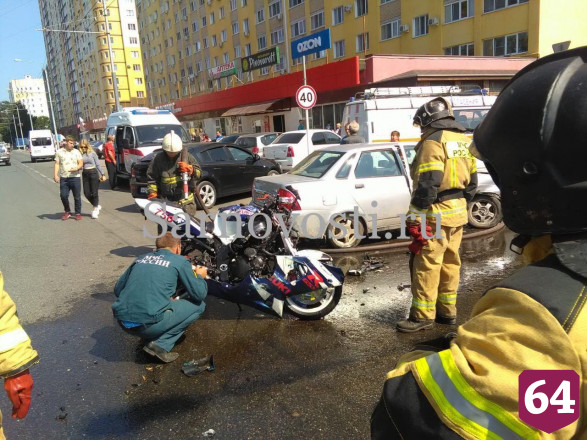 В Энгельсе мотоциклист упал под легковушку и сломал ногу