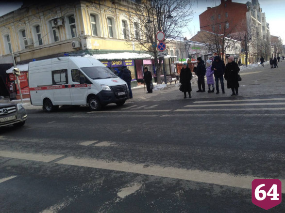 На улице в центре Саратова умер мужчина