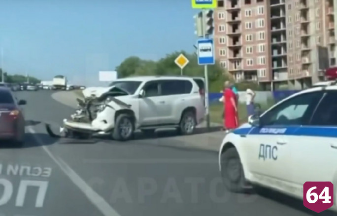 В Саратове столкнулись бензовоз и внедорожник
