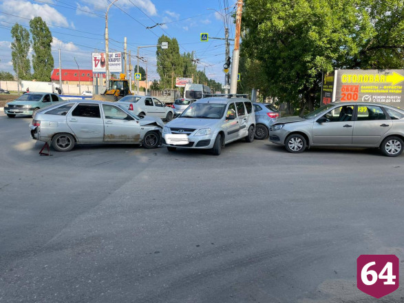 Женщина пострадала в массовом ДТП на Панфилова