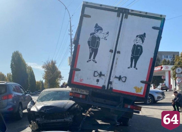 В Саратове «Мазда» залетела под колеса грузовой «Газели»