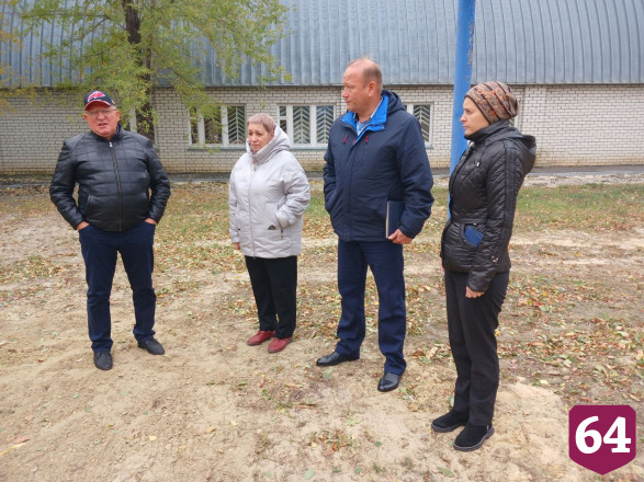 В саратовском поселке построили спортплощадку с окопом