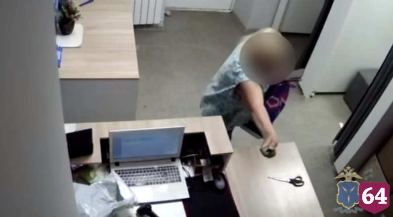 В Саратове пенсионерка угрожала сотруднице ПВЗ канцелярским ножом