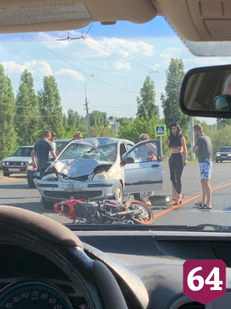 Мотоциклист в лобовом ДТП перелетел через автомобиль