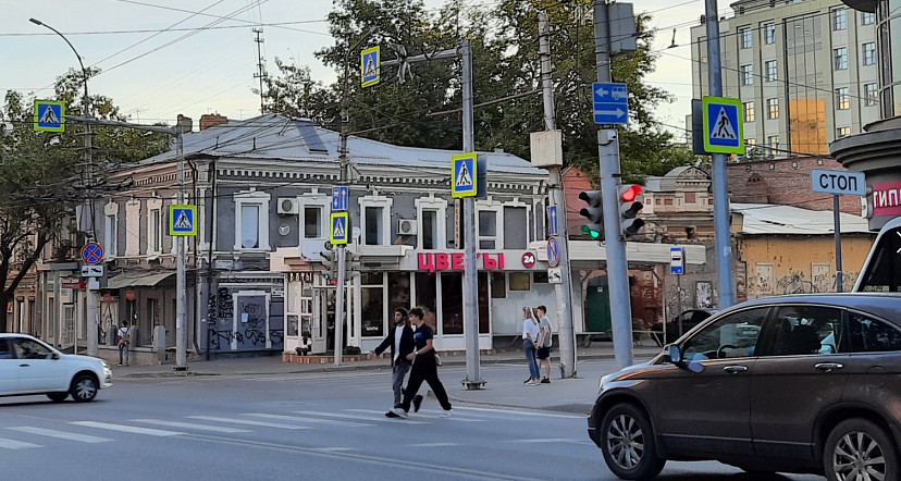Саратовцев возмутили 17 столбов на перекрестке улицы Чапаева